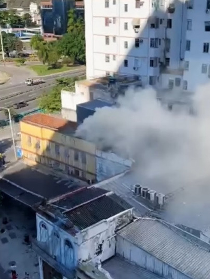 Inc&ecirc;ndio atinge bar em Botafogo, na Zona Sul do Rio, na tarde de segunda-feira (22)