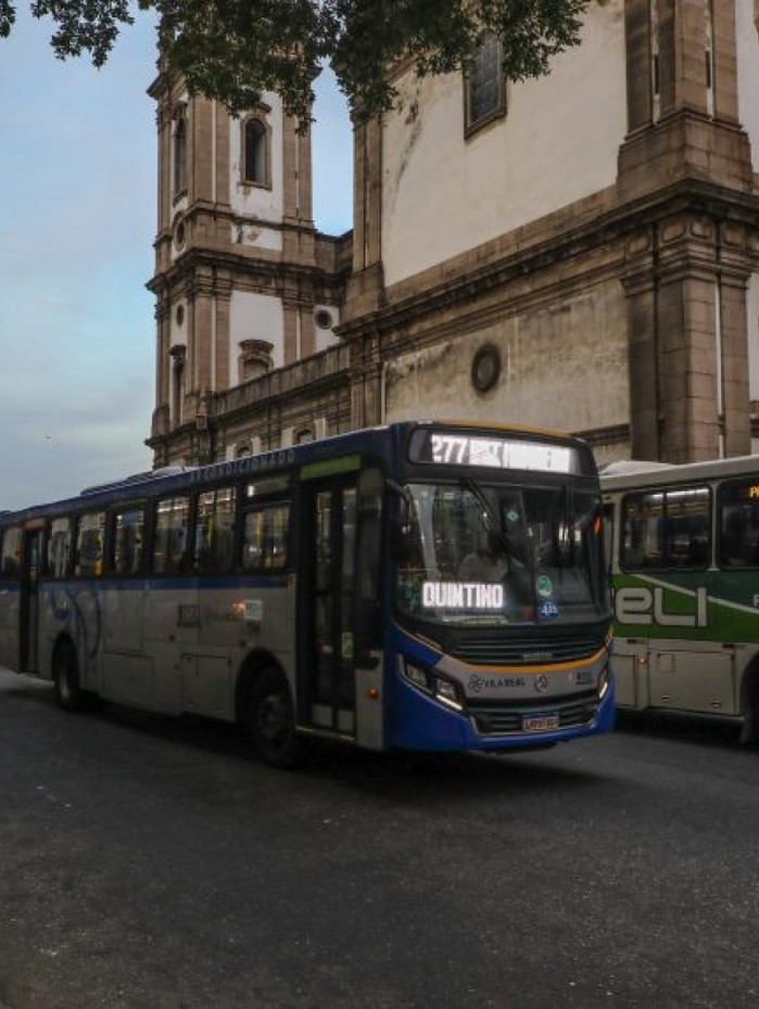 Motoristas de ônibus decidem entrar em greve na segunda-feira