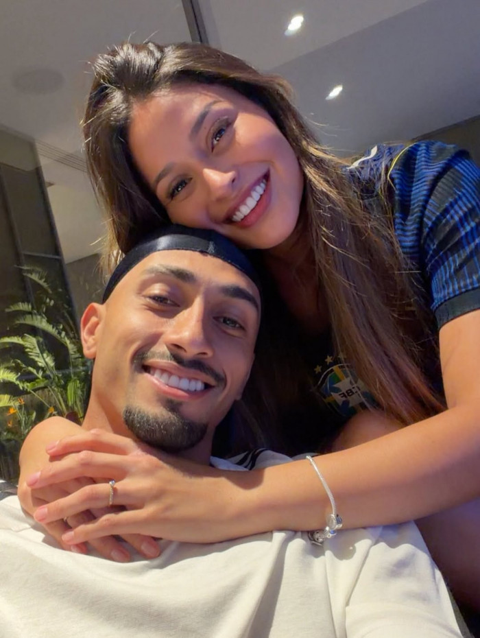 Natalia Belloli negou que o marido, Raphinha, enfrente problemas financeiros 