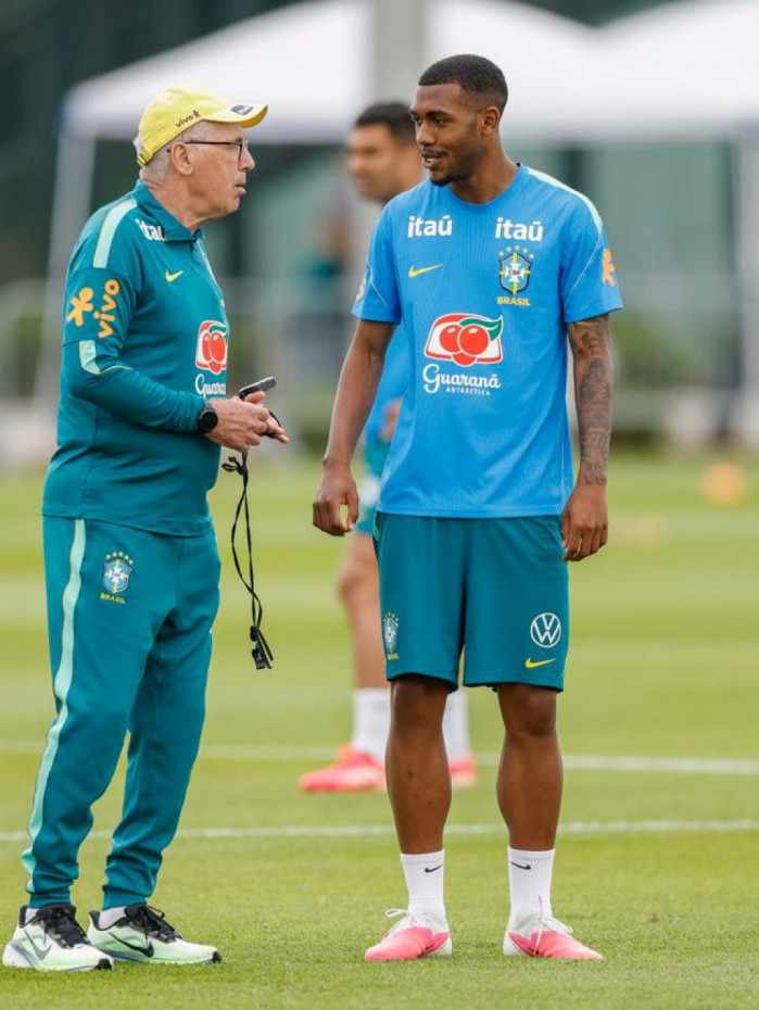 Rayan ao lado de Carlo Ancelotti