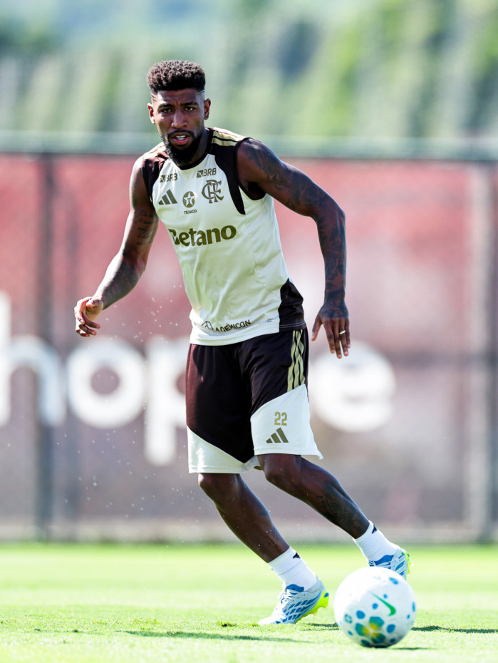 Emerson Royal em treino do Flamengo