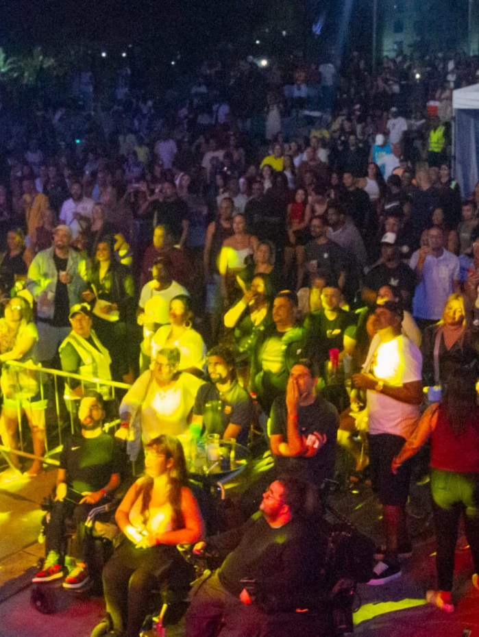 Multid&atilde;o cantou e dan&ccedil;ou muito pagode e samba no Parque Madureira