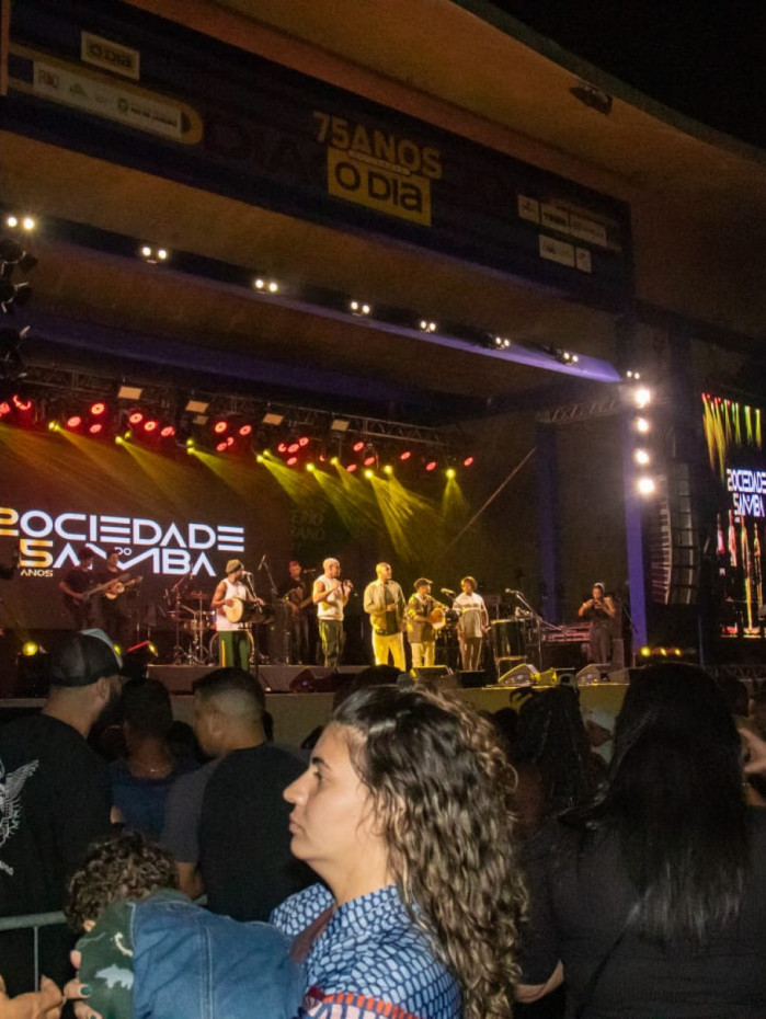 O DIA celebra 75 anos com samba e pagode para multidão em Madureira