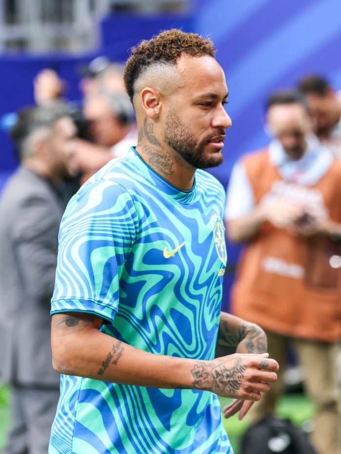 Neymar antes do jogo entre Brasil e Jap&atilde;o