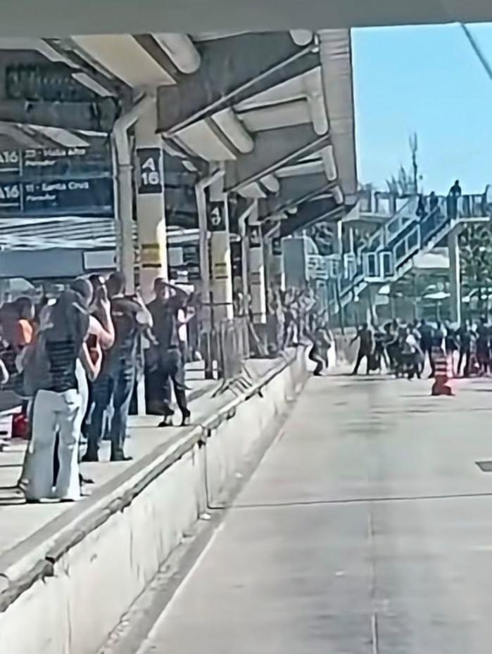Terminal Alvorada sofre com atos de vandalismo nesta segunda-feira (29)