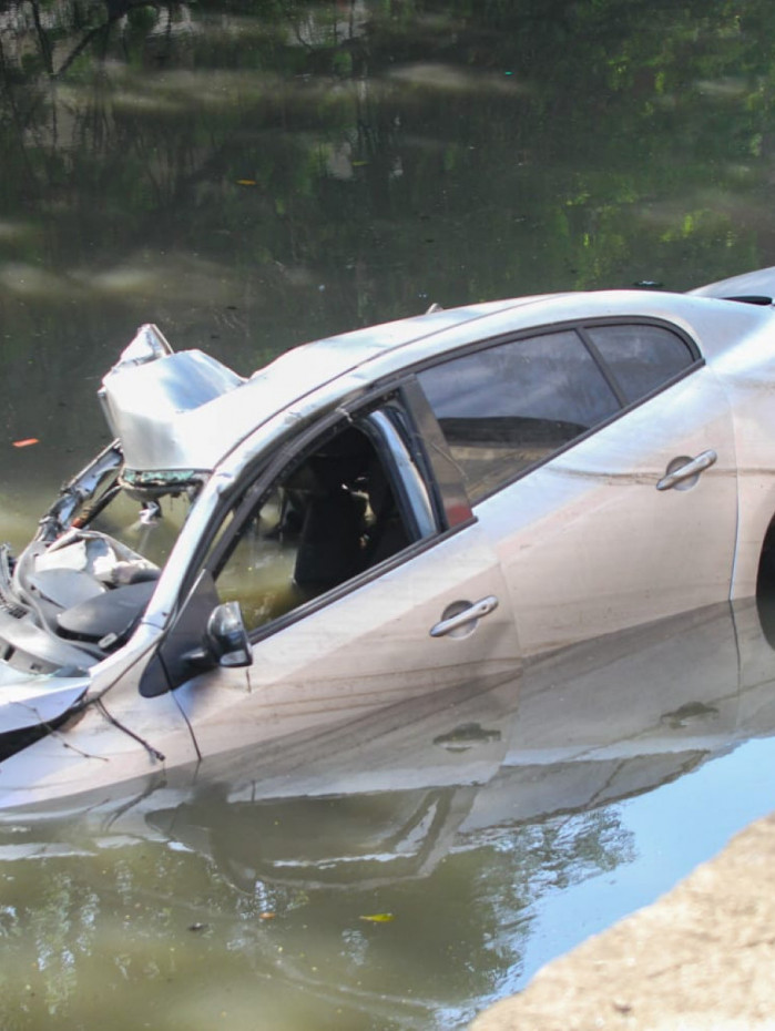 Carro permanecia no Canal do Mangue no in&iacute;cio da tarde desta ter&ccedil;a-feira (30)