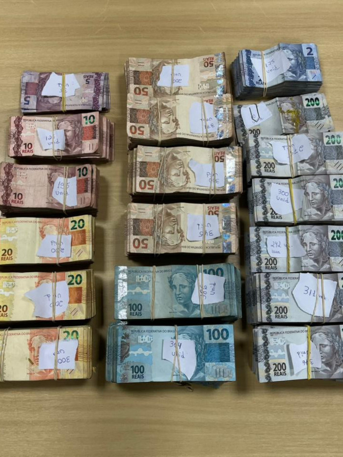 Dinheiro apreendido em sala empresarial em Xer&eacute;m, na Baixada, durante a  Opera&ccedil;&atilde;o An&aacute;fora II