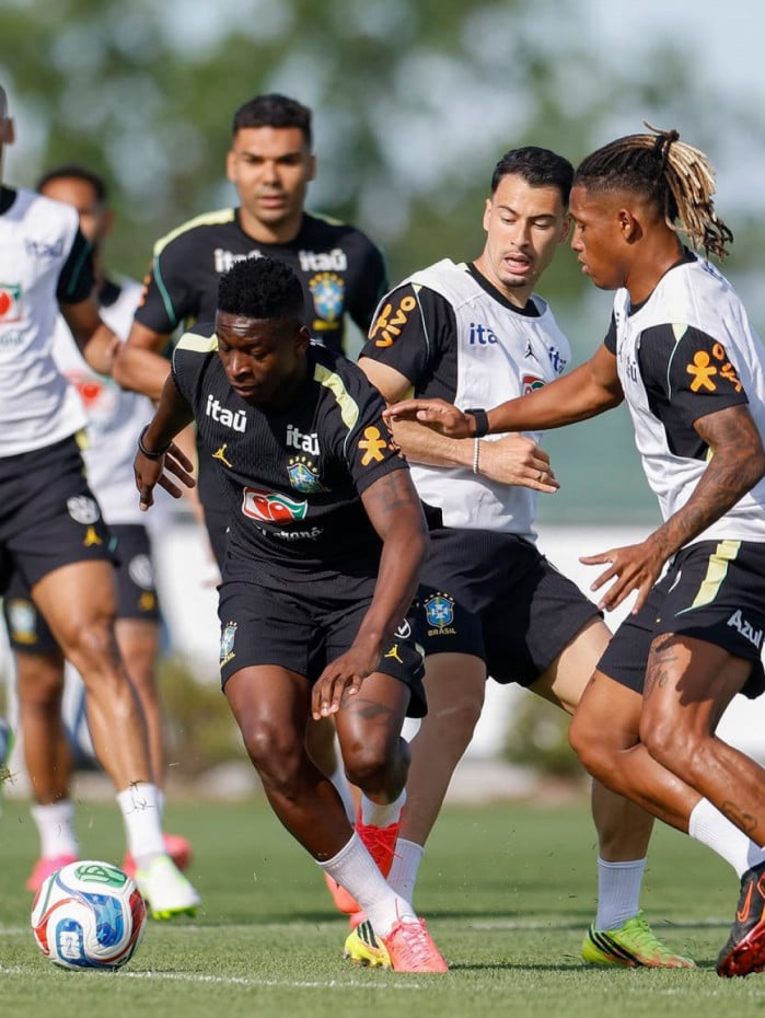 Jogadores em a&ccedil;&atilde;o durante treino do Brasil, nos Estados Unidos