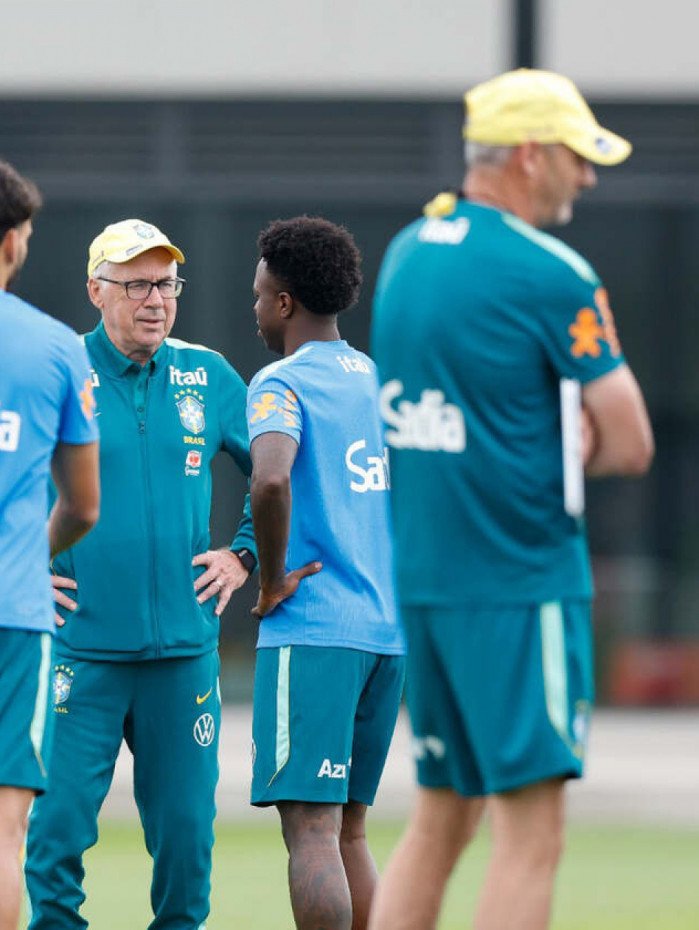 Ancelotti v&ecirc; evolu&ccedil;&atilde;o do Brasil na Copa e admite Neymar e Vini juntos
