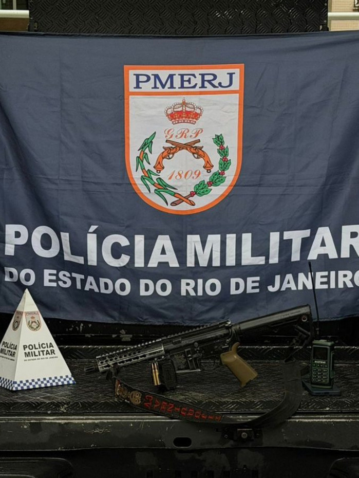 Fuzil e r&aacute;dio foram apreendidos durante opera&ccedil;&atilde;o do Bope na Tijuquinha