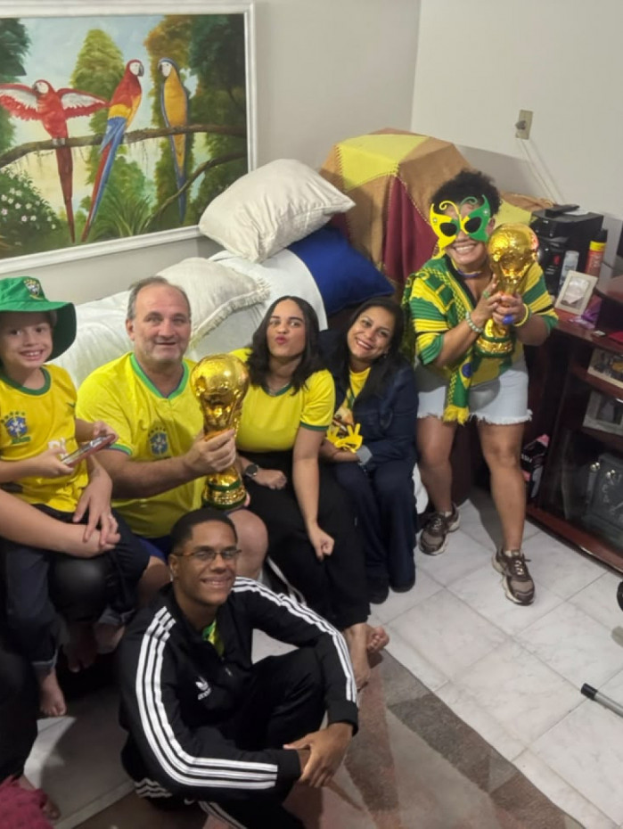 Jarbas Meneghini celebra recupera&ccedil;&atilde;o ao lado de sua fam&iacute;lia assistindo o jogo da Sele&ccedil;&atilde;o Brasileira