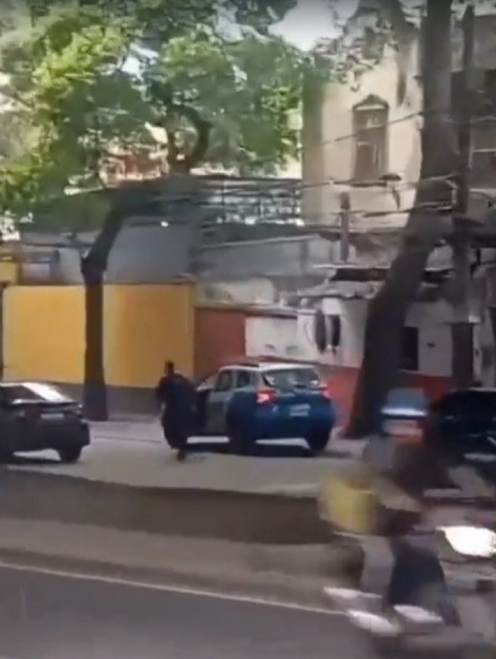 Viatura da PM desgovernada bate em carro estacionado no Rio Comprido