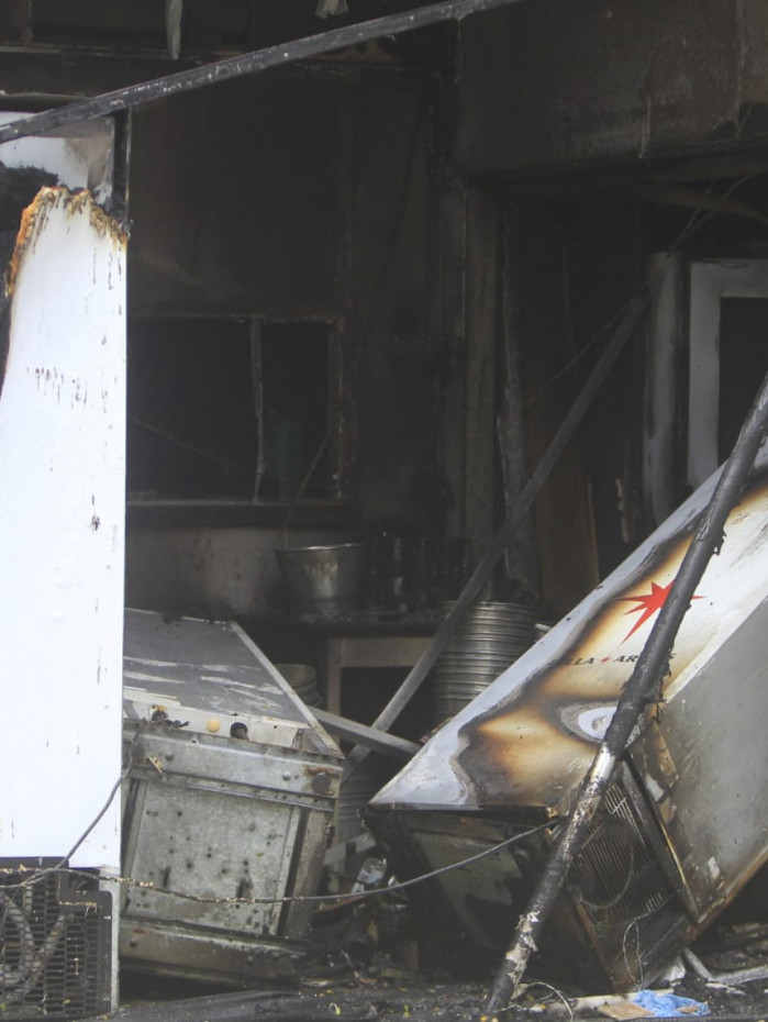 Exquina Gastrobar ficou completamente destruído pelo fogo 