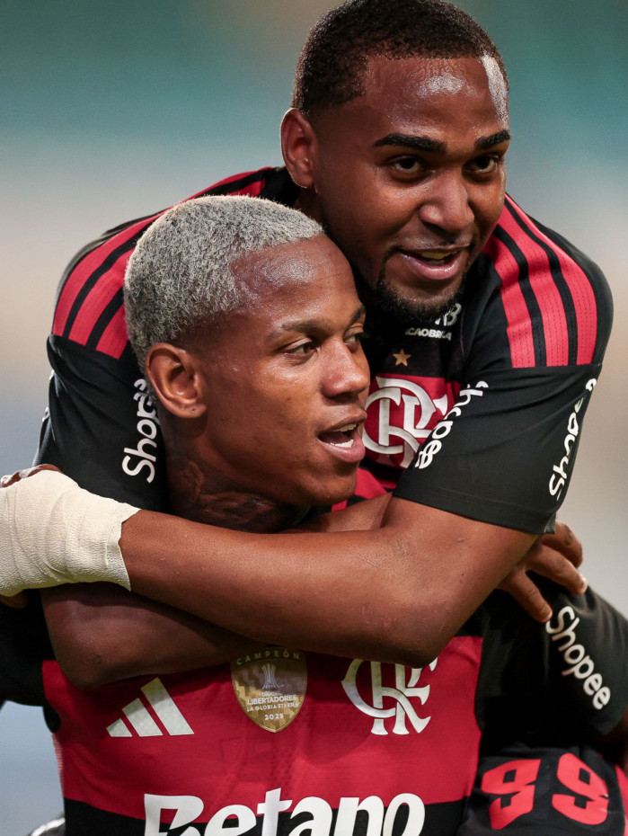 Wallace Yan comemora seu gol pelo Flamengo com Lorran