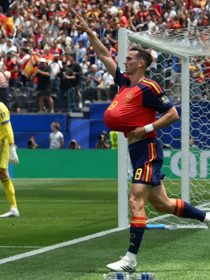 Fabián Ruiz (acima) abriu o placar para a Espanha. Já o segundo gol foi marcado por Merino (foto ao lado), aproveitando falha do goleiro Lammens, que entrou na vaga de Courtois, lesionado