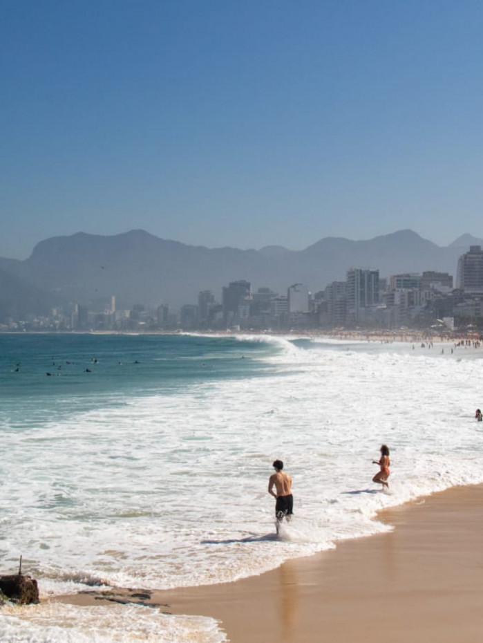 Cariocas aproveitaram o dia de sol na Praia do Arpoador, na Z. Sul