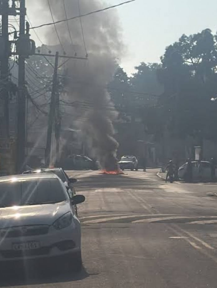 No s&aacute;bado (11), barricadas foram incendiadas ap&oacute;s confronto