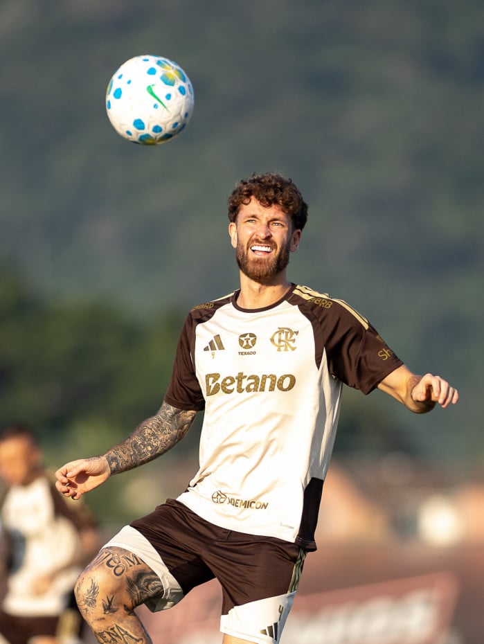 L&eacute;o Pereira em treino do Flamengo