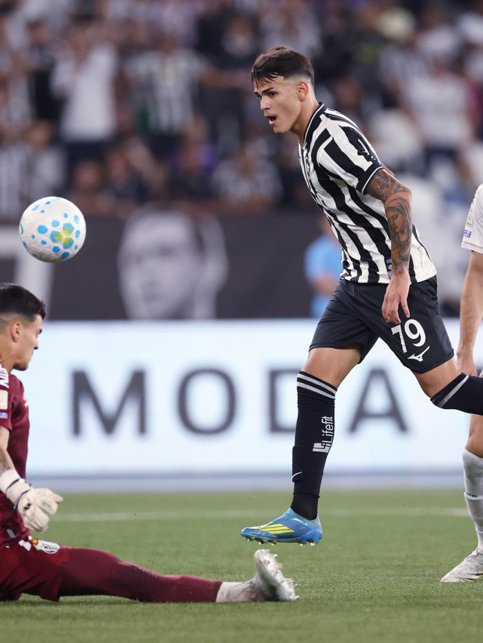 Lucas Emanuel, de 17 anos, marcou pela primeira vez como profissional no Botafogo