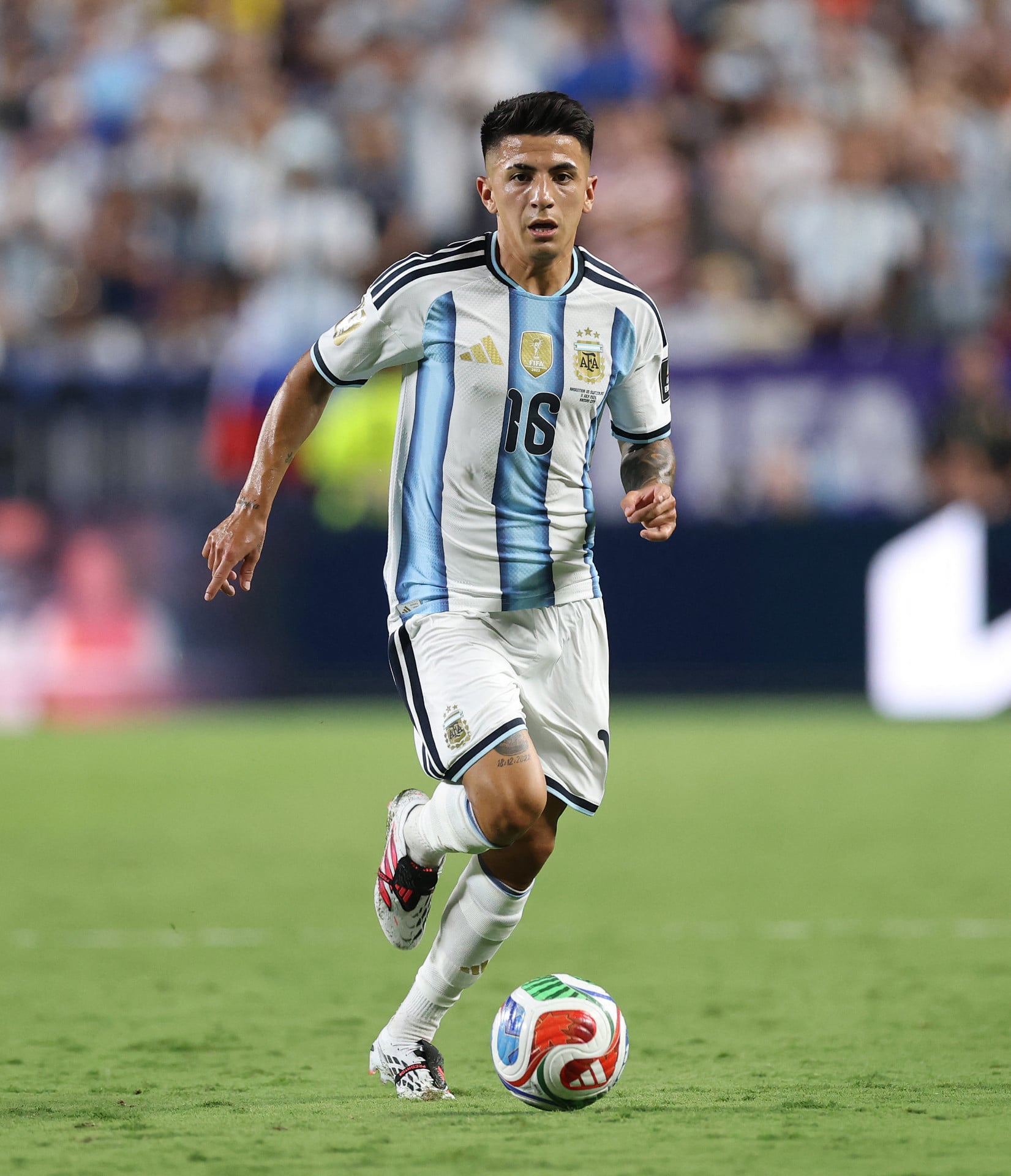 Após representar a Argentina na Copa do Mundo, Thiago Almada ainda não definiu o seu futuro