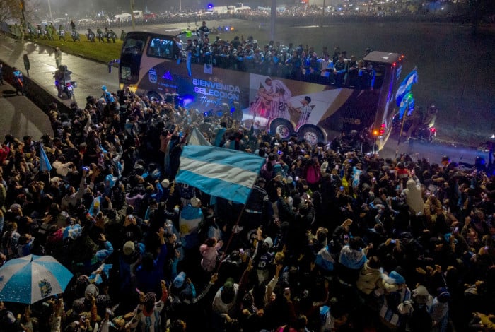 Delega&ccedil;&atilde;o argentina foi recebida com desfile oficial e seguiu em carro aberto pelas ruas de Buenos Aires