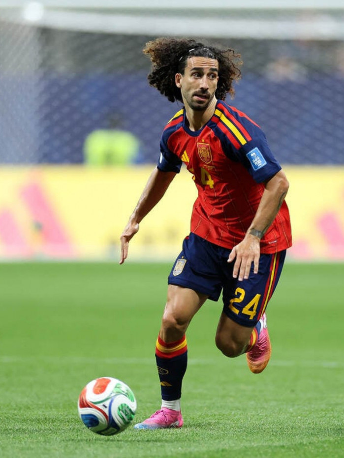 Cucurella pede ideias para tatuar rosto do t&eacute;cnico da Espanha: “Tem que ser vis&iacute;vel”