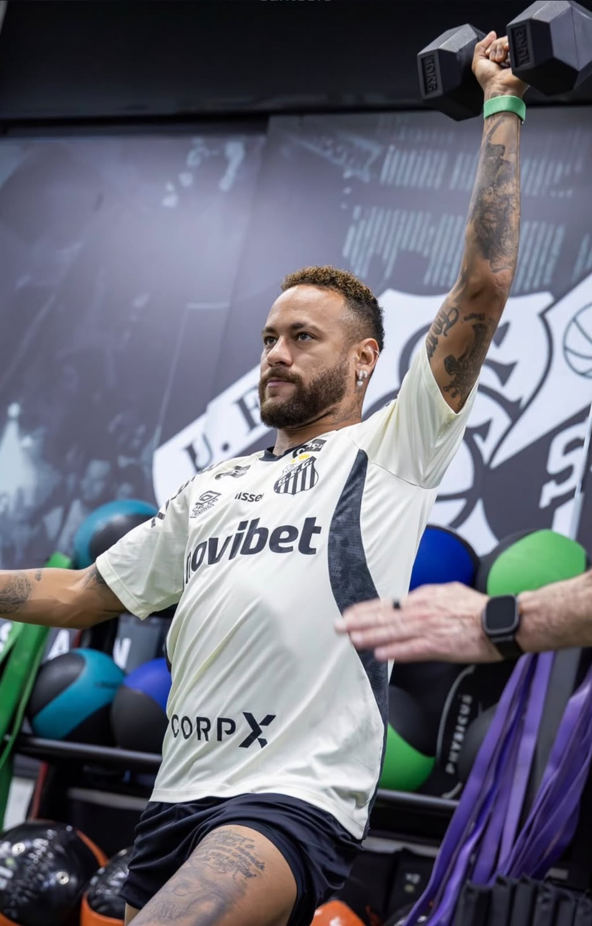 Neymar pode estar disponível no sábado, contra a Chapecoense