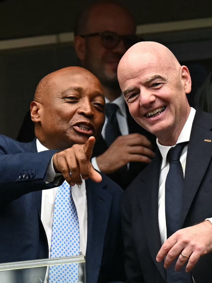 Patrice Motsepe, presidente da CAF, ao lado de Gianni Infantino