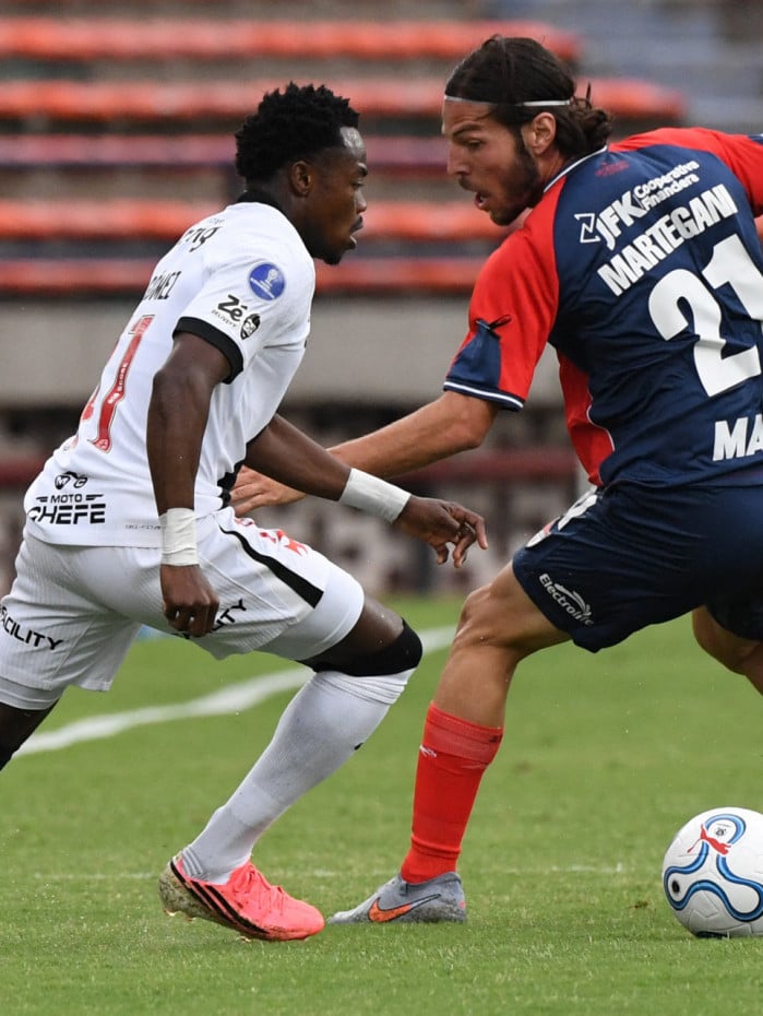Lance do jogo entre Independiente Medell&iacute;n e Vasco