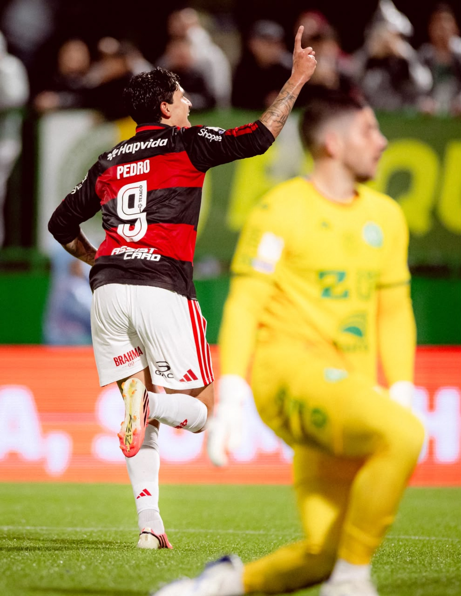 Pedro marcou dois gols e deu passe de letra para um de Lorran