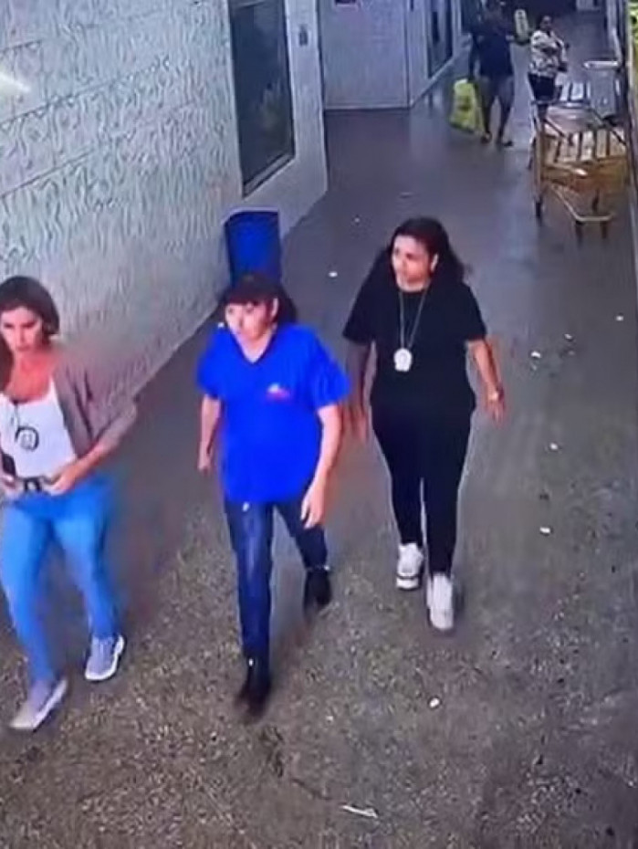 Na imagem, ex-sogros de Daniela (detalhe) sendo presos por participação no crime em Saquarema