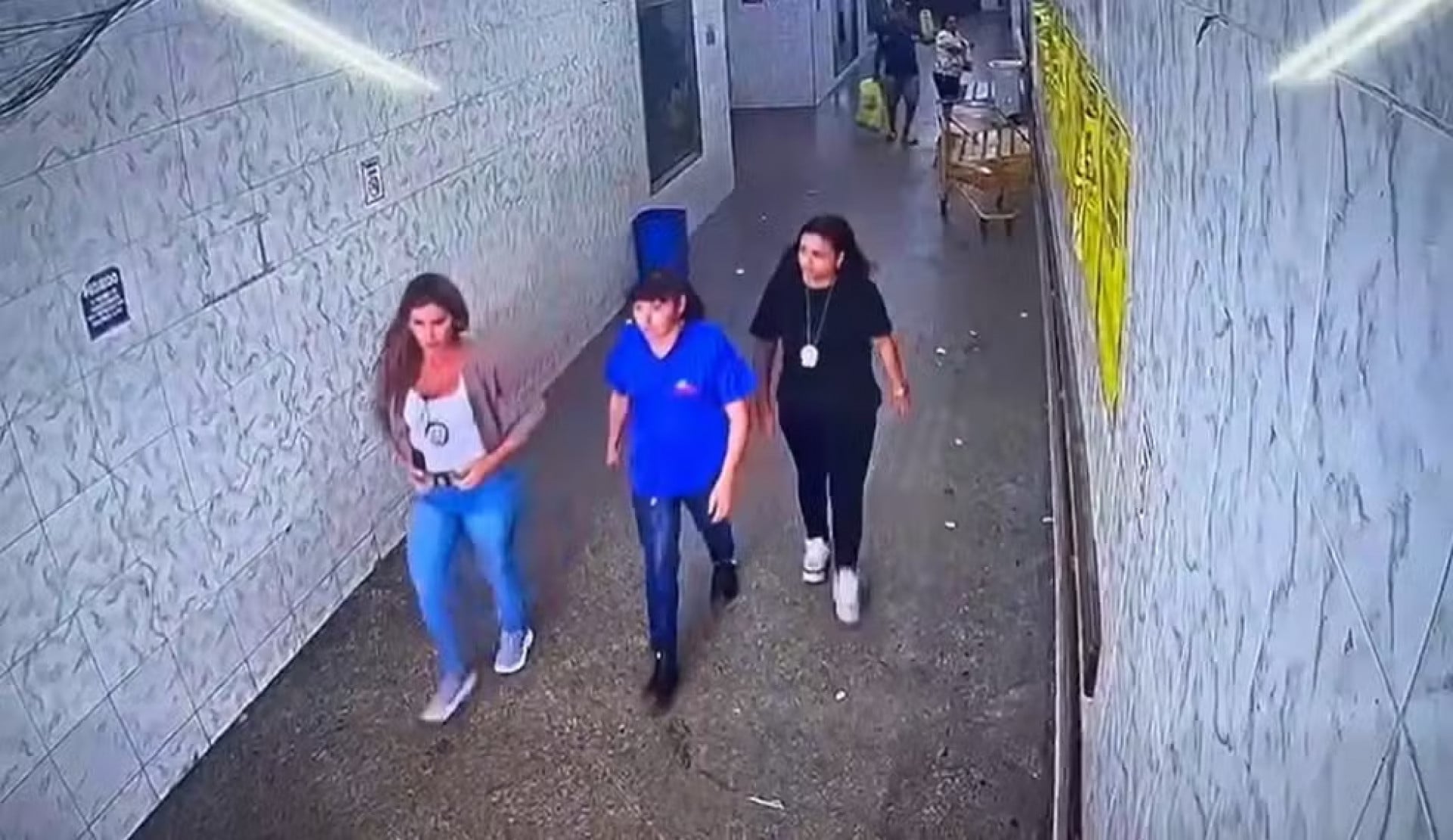 Na imagem, ex-sogros de Daniela (detalhe) sendo presos por participa&ccedil;&atilde;o no crime em Saquarema