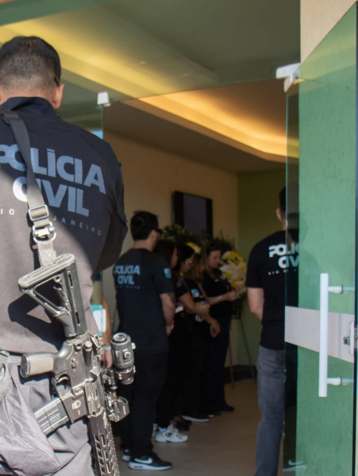 Vel&oacute;rio da policial civil Daniela Cunha Moreira no cemit&eacute;rio da penit&ecirc;ncia na tarde desta segunda-feira (27)