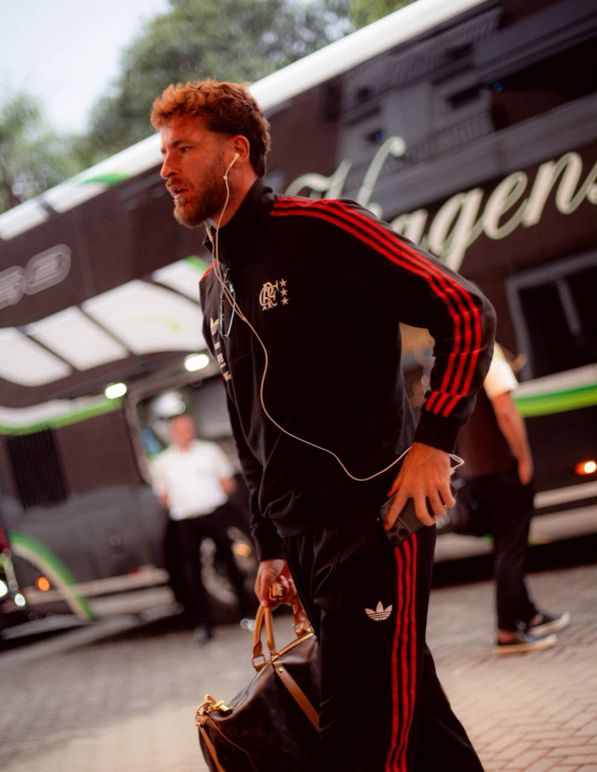 Cobiçado por clubes do exterior, Léo Pereira tem contrato válido com o Flamengo até o final de 2027