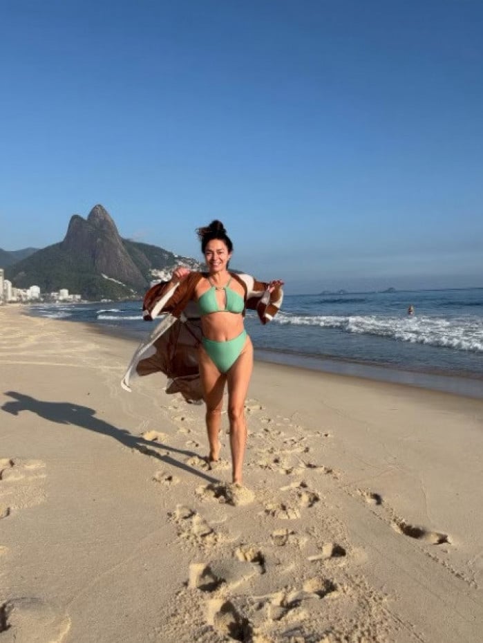 Claudia Ohana aproveita folga em praia do Rio e recebe elogios dos f&atilde;s
