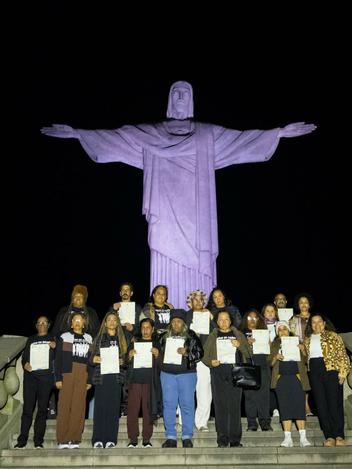 M&atilde;es de Acari recebem certid&atilde;o de &oacute;bito de v&iacute;timas de chacina no Rio