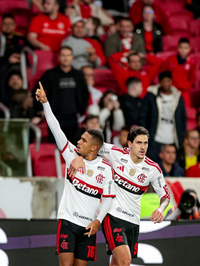 Samuel Lino, &agrave; esquerda, marcou no jogo entre Internacional e Flamengo