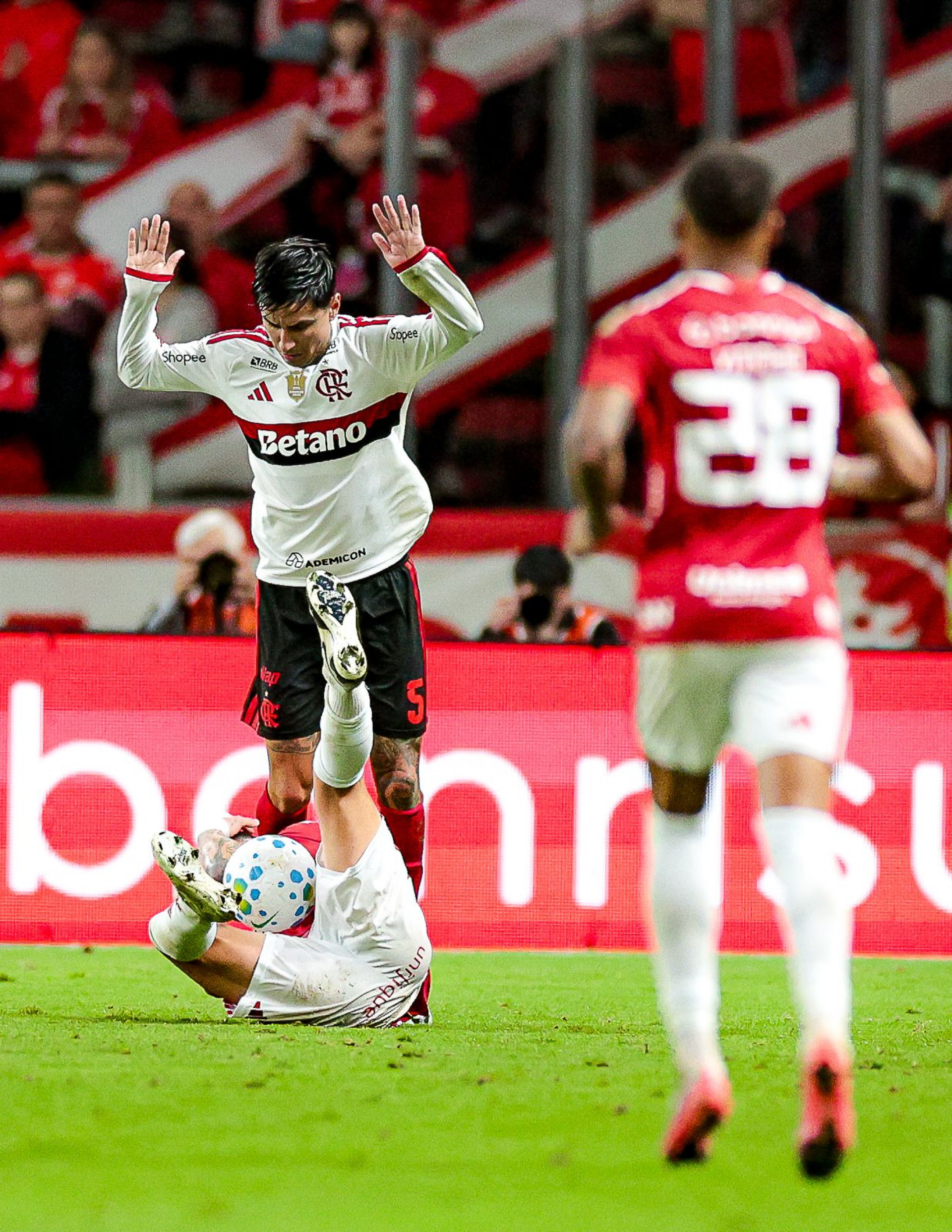 Pulgar entrou na vaga de Evertton Araújo no segundo tempo