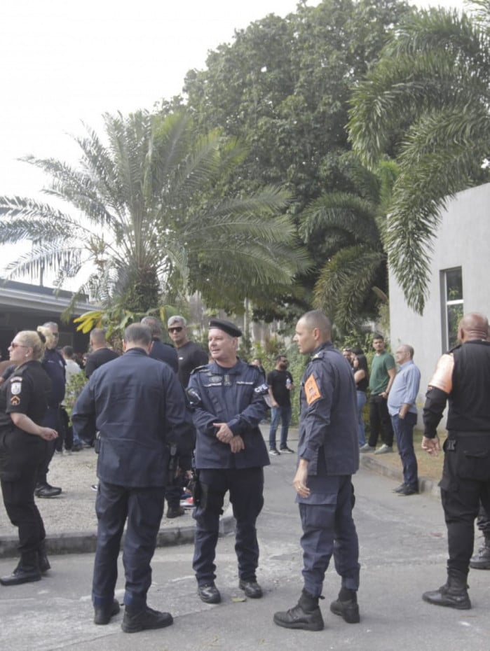 Despedida do policial militar Fernando Pl&aacute;cido Roberto Rocha no Cemit&eacute;rio Jardim da Saudade