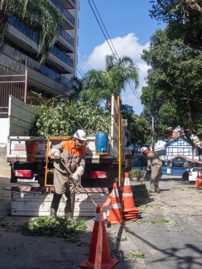 Equipes da Light trabalham para retomar o fornecimento de energia el&eacute;trica afetado pela ventania