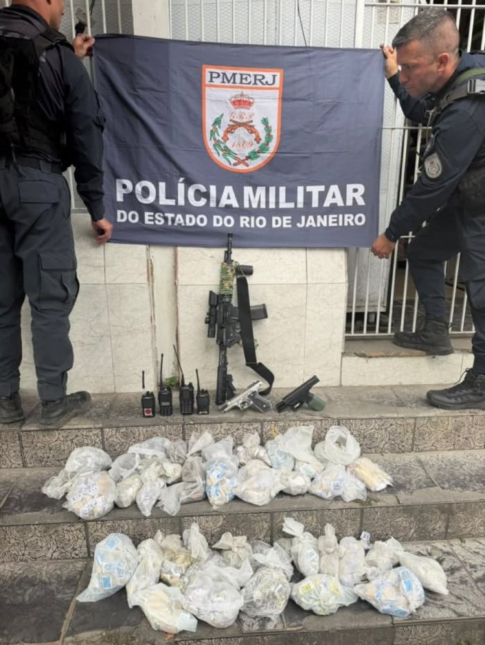 Pol&iacute;cia prendeu quatro suspeitos e apreendeu armas, drogas e r&aacute;dios comunicadores