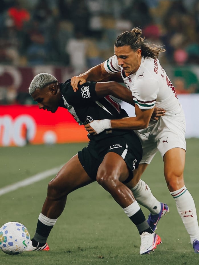 Cuiabano e Canobbio em a&ccedil;&atilde;o no cl&aacute;ssico entre Vasco e Fluminense, no Maracan&atilde;