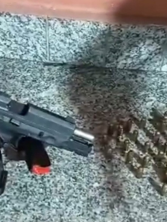 Arma e muni&ccedil;&otilde;es apreendidas pelos militares