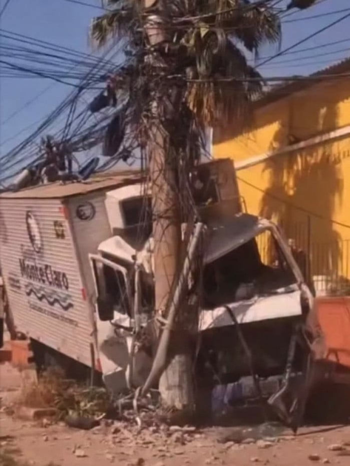 Caminh&atilde;o colidiu com poste em acidente envolvendo moto