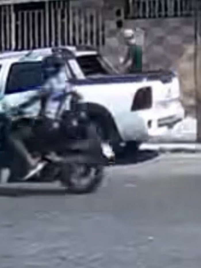 Momento em que o assaltante se aproxima da v&iacute;tima em Olaria