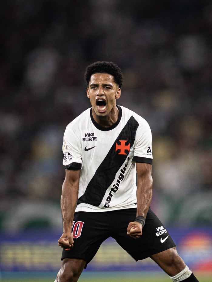 Brenner foi o grande nome do jogo, com dois gols