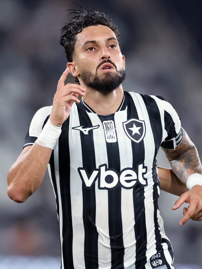 Alex Telles comemora gol pelo Botafogo