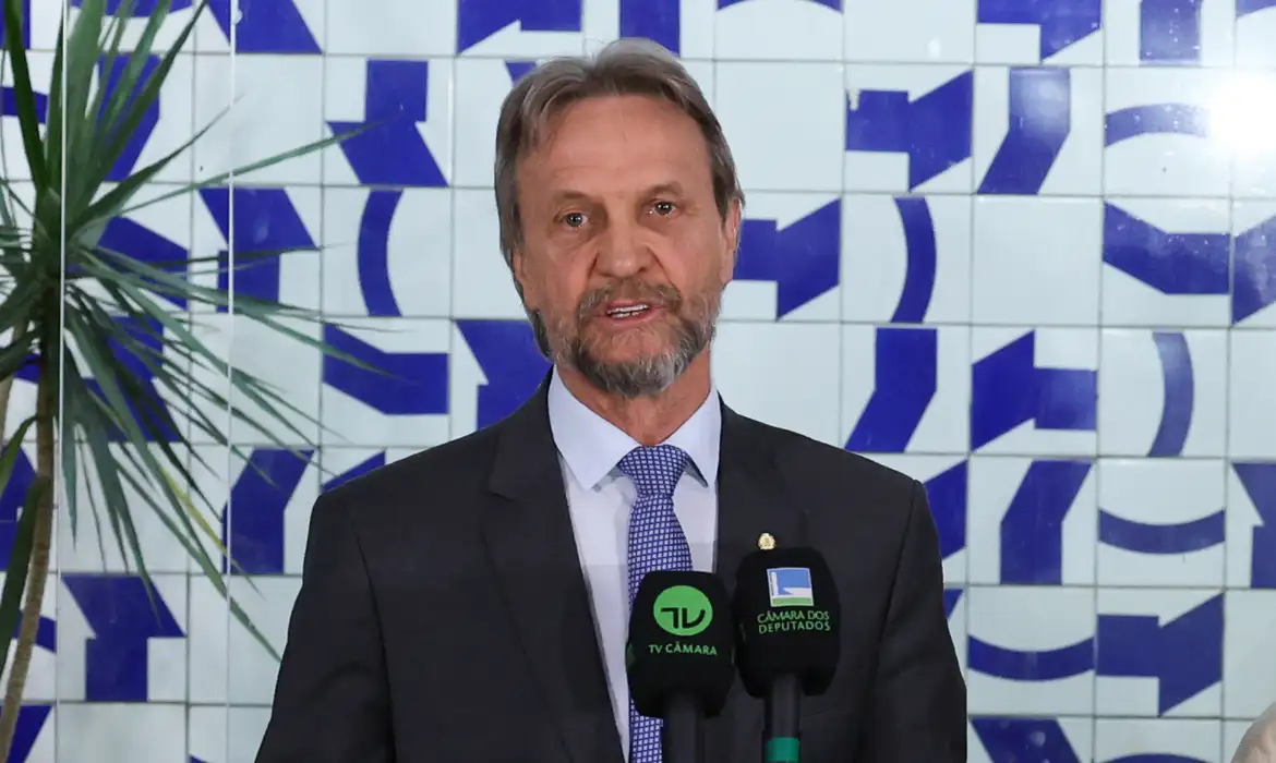 L&iacute;der do PT passa mal e C&acirc;mara suspende vota&ccedil;&otilde;es