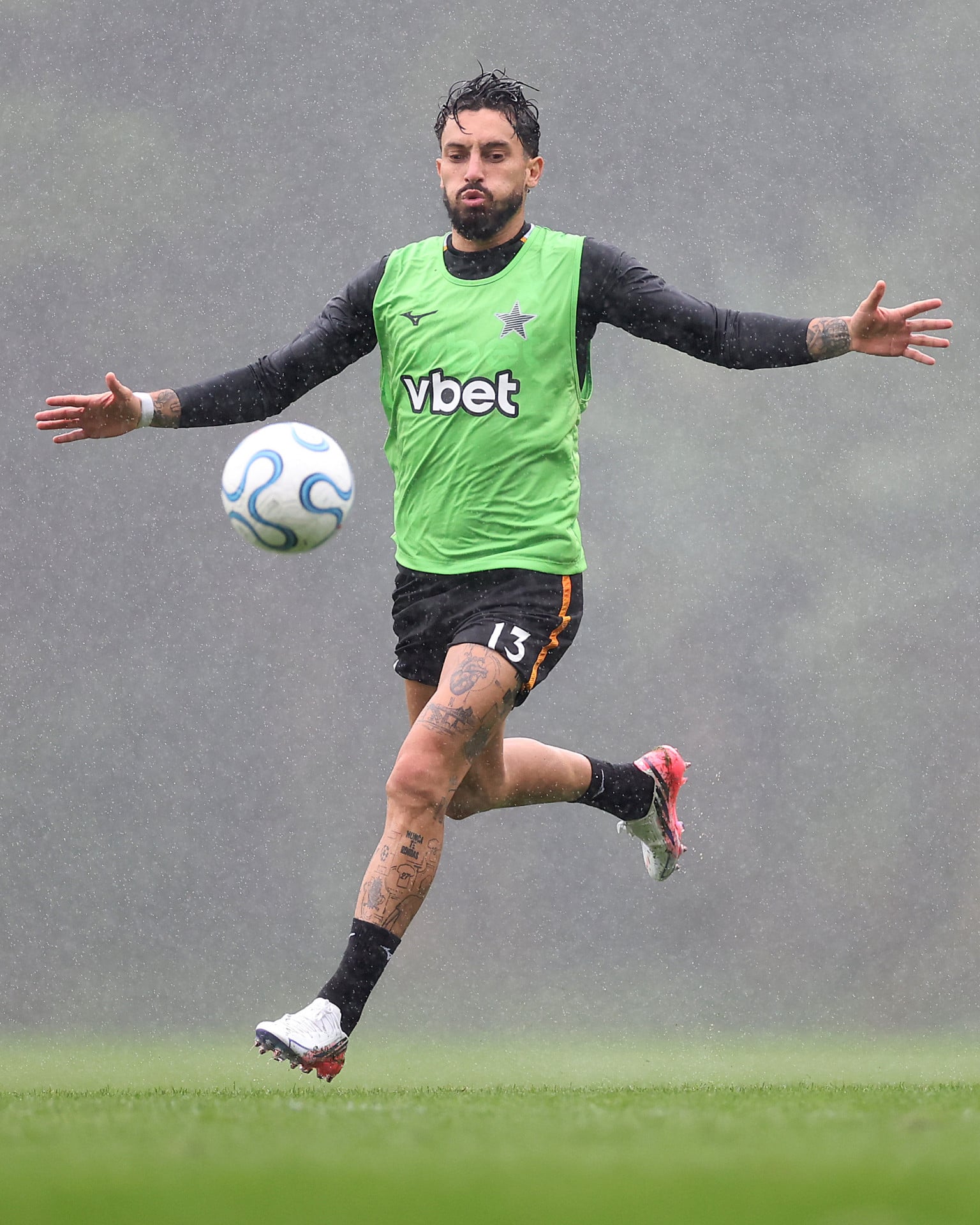 Alex Telles chega com a confiança alta após golaço de falta no empate em 1 a 1 com o Fluminense
