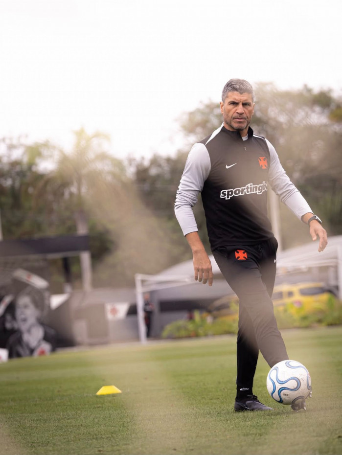 Pedro Emanuel durante treino do Vasco